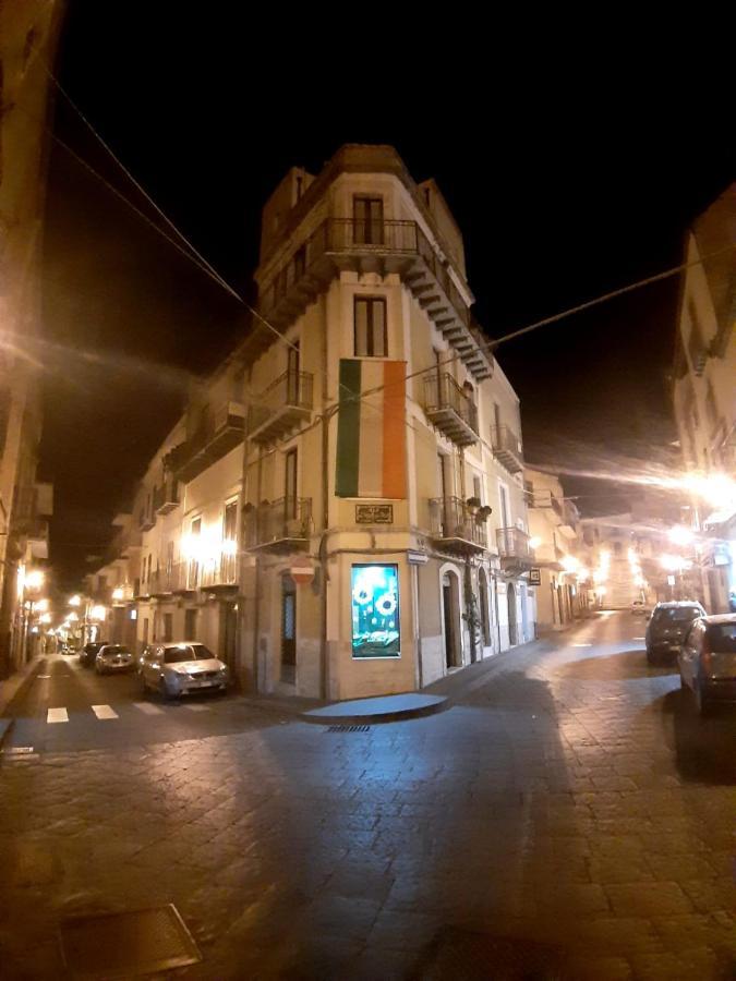 B&B L'Angolo Sulla Piazza Mirabella Imbaccari Eksteriør bilde